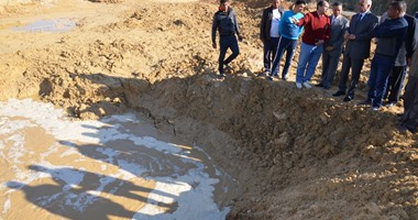 محافظ السويس يتابع سحب المياه إلى مصرف يوسف السباعى بحى فيصل