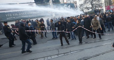 بالصور.. شرطة تركيا تطلق الغاز المسيل للدموع على محتجين فى ميدان تقسيم