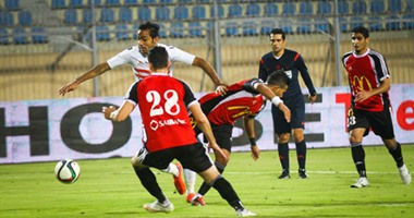 لاعبو الزمالك يقرأون الفاتحة فى منتصف الملعب عقب الهزيمة من الطلائع