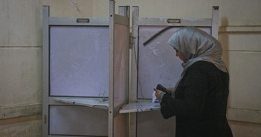 رئيس منظمة الديمقراطية الدولية يزور غرفة عمليات "الوزراء" لمتابعة الانتخابات