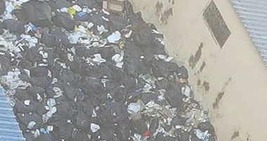 صحافة المواطن.. تراكم النفايات الطبية بمحيط المجمع الطبى فى طنطا