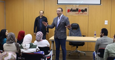 بالصور.. خالد صلاح يلقى محاضرة على طلاب معهد الإعلام والاتصال