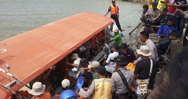 مروحيتان تشاركان فى عمليات البحث عن مفقودين بعد غرق سفينة فى إندونيسيا