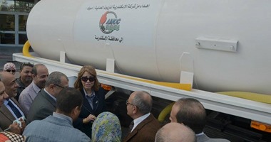 محافظ الإسكندرية بالإنابة تتسلم سيارة كسح صرف صحى مهداة من شركة "أموك" 