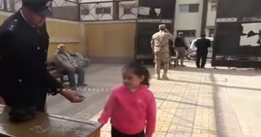 بالفيديو..ضابط يوزع”شوكلاته”على الأطفال بلجان الانتخابات بحدائق القبة:”اللى يحب مصر أديله”