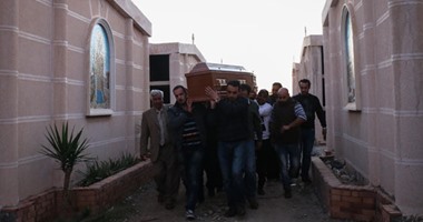 دفن جثمان إدوارد الخراط وسط بكاء المشاركين فى الاسكندرية