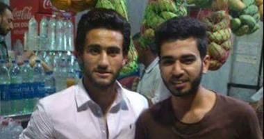 رواد مواقع التواصل يتداولون صورة لباسم مرسى فى محل عصير "أيام الكحرتة"