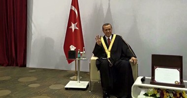 عناصر الإخوان تحتفى برفع أردوغان شارة رابعة خلال زيارته إلى قطر