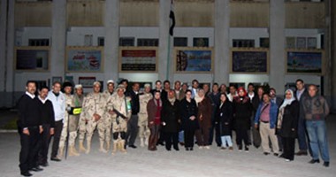 قوات تأمين مدرسة بمصر الجديدة تلتقط صورة مع المستشارين والموظفين بعد الفرز