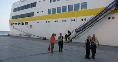 طوارئ بموانئ السويس لانعدام الرؤية وتعثر دخول سفينة سياحية لبورتوفيق