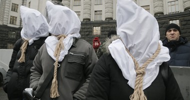 بالصور.. مرضى الإيدز يتظاهرون بالمشانق أمام مجلس الوزراء الأوكرانى