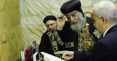 البابا تواضروس يفتتح معرض دار الكتاب المقدس بالإسكندرية