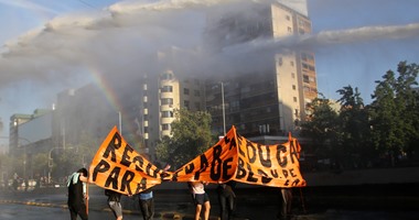بالصور..شرطة تشيلى تستخدم الغاز والمياه لتفرق مظاهرة للطلاب فى سانتياجو