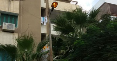 صحافة المواطن: بالصور.. أعمدة إنارة تعمل صباحا بأحد شوارع المعادى