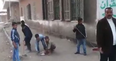 تداول فيديو لتلاميذ ينظفون الشارع أثناء اليوم الدراسى بالإسماعيلية