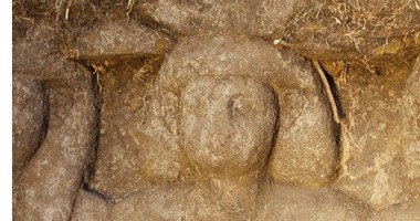 "الآثار" تعلن اكتشاف 6 تماثيل أثرية جديدة شمال أسوان