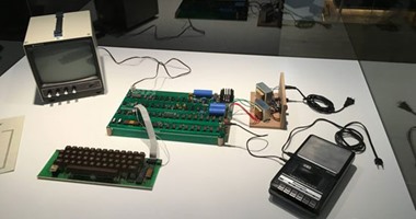 10 صورة تحكى تطور تاريخ شركة أبل..أول كمبيوتر وآيبود وآيفون وماوس عملاق