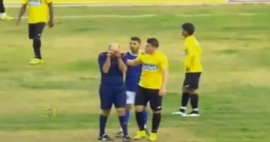 بالفيديو.. حكم تونسى يبكى فى الملعب بعد الهجوم على والدته