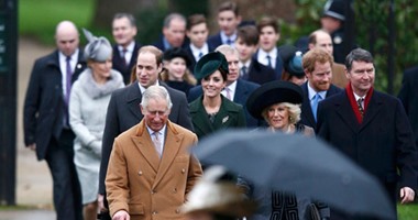 بالصور.. أفراد الأسرة المالكة يهنئون البريطانيين بعد انتهاء قداس عيد الميلاد
