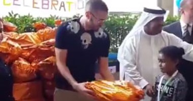 بالفيديو.. كريم بنزيما يوزع حلوى المولد النبوى على أطفال دبى