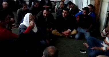 بالفيديو.. مواطنون يقيمون شعائر الشيعة داخل ضريح الحسين فى غياب "الأوقاف"