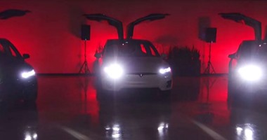 بالفيديو.. سيارة تسلا موديل X تحتفل بأعياد الميلاد بإضاءة ذكية