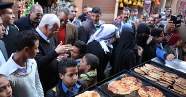 طلاب يتناولون الإفطار "على حساب" محافظ القاهرة بشارع المعز