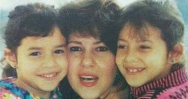 دنيا سمير غانم تنشر صورة تجمعها بوالدتها وشقيقتها أيام الطفولة