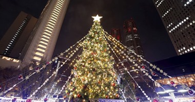 بالصور.. أضواء وألوان شجرة عيد الميلاد تُزين عواصم العالم