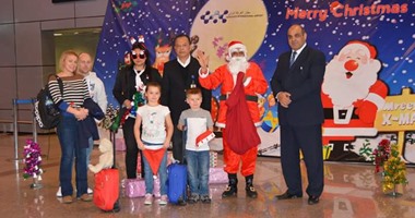 إدارة مطار الغردقة الدولى تحتفل بـ"الكريسماس" مع السائحين