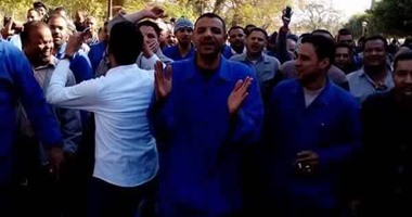 بالصور.. عمال الألمونيوم بنجع حمادى يعتصمون لإقالة رئيس الشركة 