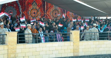 أهالى طلاب معهد ضباط الصف يستقبلون السيسى بالأعلام المصرية خلال حفل التخرج