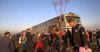 بالصور.. مجهولون يقطعون خط السكة الحديد القاهرة الإسكندرية بالبحيرة