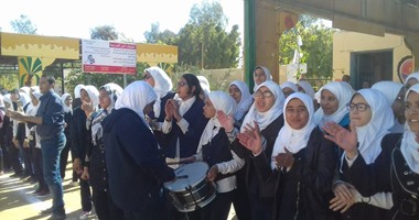 بالصور.. تشقق أسوار مدرسة نجيب محفوظ الثانوية بالخارجة يهدد الطالبات بالموت