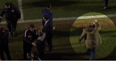 بالفيديو.. رئيس نادى إنجليزى يضرب المدرب المساعد رغم الفوز فى "بوكسينج داى"