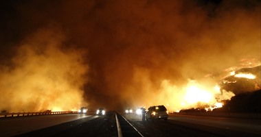 بالصور.. قطع طرق واجلاء سكان جراء حريق فى كاليفورنيا