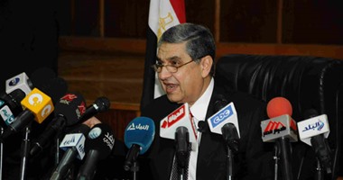 وزير الكهرباء يعود للقاهرة بعد زيارته لندن للقاء مسؤولين فى مجال الطاقة المتجددة