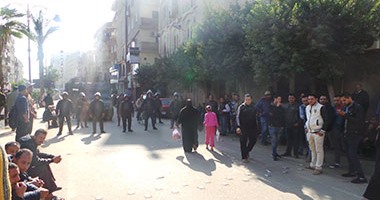 عمال غزل شبين الكوم يقطعون الطريق بالمدينة وقيادات الأمن تتدخل لتهدئتهم