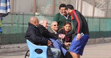 طارق سليم يفاجئ لاعبى الأهلى فى مران اليوم واللاعبون يحتفون به