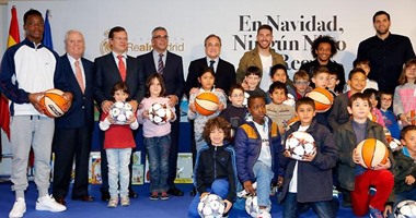 بالصور.. ريال مدريد يوزع الهدايا على الأطفال بمناسبة الكريسماس