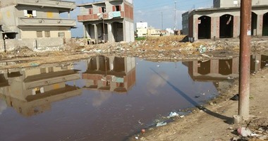 بالصور.. قرية "الشوكة" بدمنهور تغرق فى مياه الصرف الصحى والقمامة