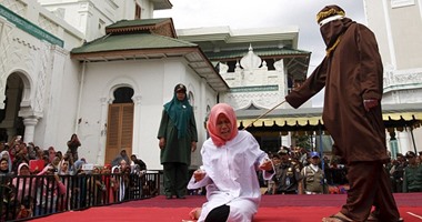 بالفيديو والصور.. جلد طالب وطالبة لجلوسهما متقاربين دون زواج بإندونيسيا