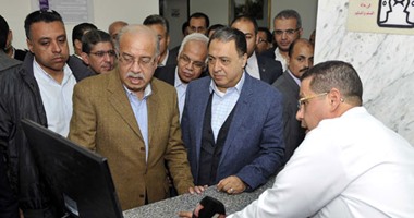 رئيس الوزراء يتابع إجراء إحدى عمليات المفاصل بمستشفى دار الشفا عبر الشاشات