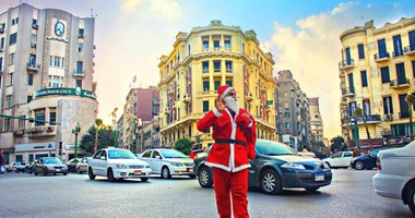 "بابا نويل" يسعد المواطنين فى شوارع القاهرة ويوزع هدايا بالمترو