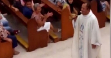 بالفيديو.. وقف قس كاثوليكى فى الفلبين عن العمل بسبب استخدامه لوح تزلج هوائى