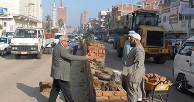 رئيس قطور يتابع أعمال تطوير مدخل المدينة ورفع القمامة