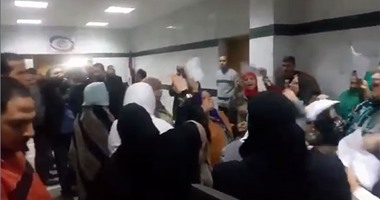 بالفيديو.. العاملون بهيئة التأمين الصحى بالجيزة يتظاهرون للمطالبة بإقالة رئيس الهيئة