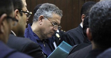  حمدى الفخرانى قبل مغادرة المحكمة لـ"الصحفيبن": "والله أنا مظلوم"
