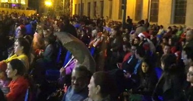 بالفيديو.الأقباط يتحدون الأمطار بـ"الشماسى" أمام الكنائس فى احتفالات رأس السنة