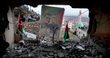 بالصور.. الفلسطينيون يتفقدون منزل الأسير راغب عليوى بعد تفجير قوات الاحتلال له